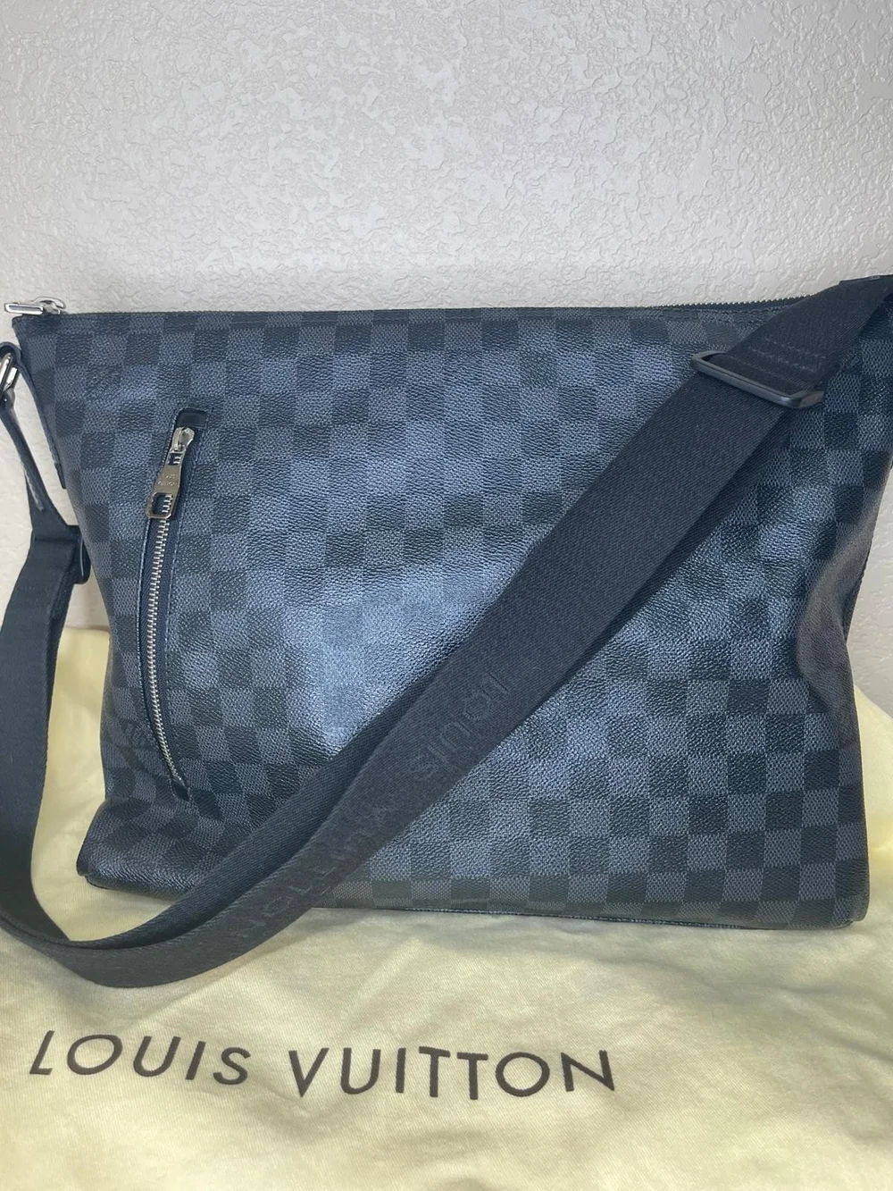 Louis Vuitton Damier Graphite Messenger Crossbody - Black